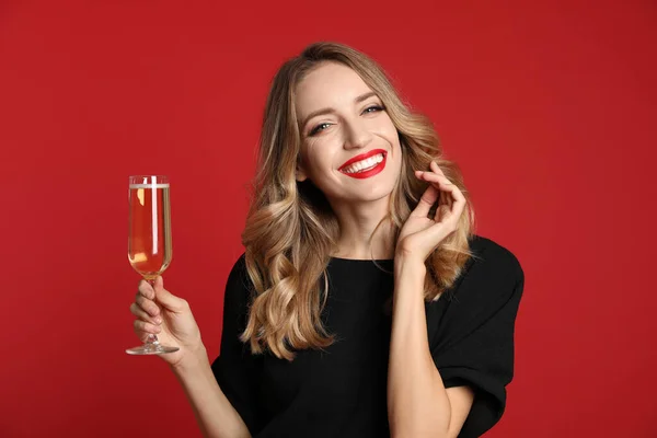 Joyeux Jeune Femme Avec Une Coupe Champagne Sur Fond Rouge — Photo