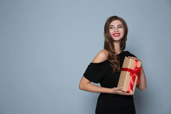 快乐的女人 带着灰色背景的礼品盒 文字空间 圣诞晚会 — 图库照片