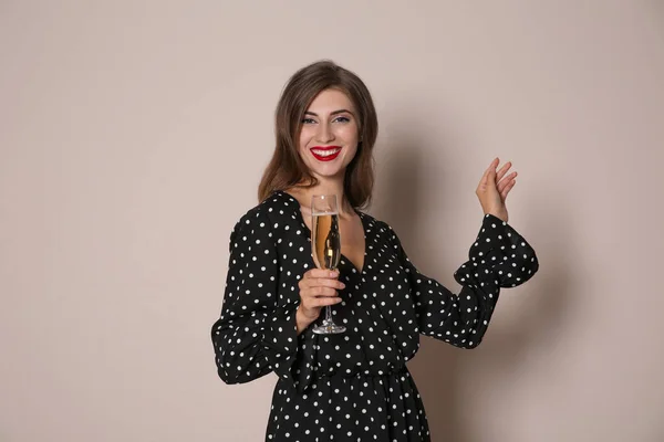 Femme Heureuse Avec Champagne Sur Fond Beige Fête Noël — Photo
