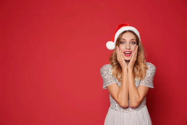 Mujer Emocional Sombrero Santa Sobre Fondo Rojo Espacio Para Texto —  Fotos de Stock