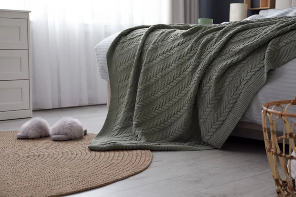 Lit Confortable Avec Plaid Vert Tricoté Intérieur Chambre Élégant — Photo