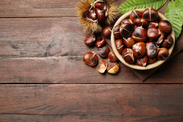 Delicioso Assado Castanhas Comestíveis Mesa Madeira Marrom Flat Lay Espaço — Fotografia de Stock