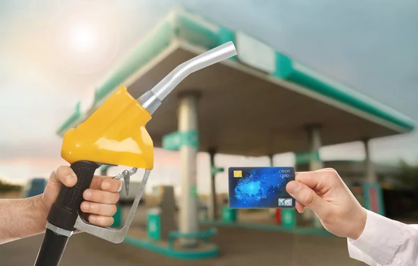 Homem Segurando Cartão Crédito Trabalhador Com Bico Combustível Posto Gasolina — Fotografia de Stock