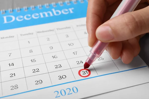 Vrouw Markering Datum Kalender Close Nieuwjaarsaftelling — Stockfoto