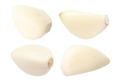 Beyaz arka planda taze sarımsak karanfilleri. 