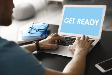 Laptop kullanan bir adam. Masada hazır olun, yakın plan.