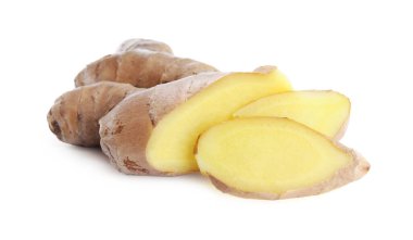 Beyaz arkaplanda taze zencefil kes