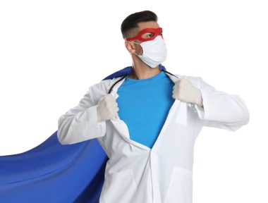 Beyaz arka planda yüz maskesi ve pelerin giyen bir doktor. Tıbbın süper kahraman gücü.