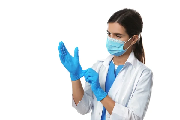 Doctor Beschermende Masker Zetten Medische Handschoenen Tegen Witte Achtergrond — Stockfoto