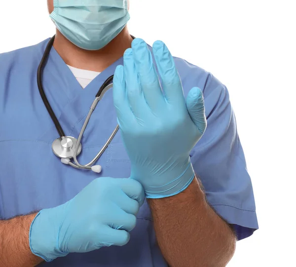 Dokter Beschermende Masker Zetten Medische Handschoenen Tegen Witte Achtergrond Close — Stockfoto