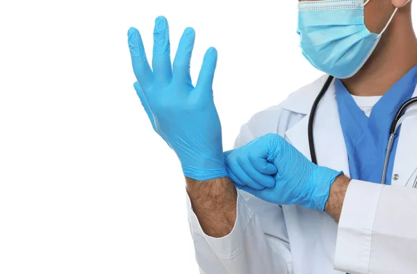 Dokter Beschermende Masker Zetten Medische Handschoenen Tegen Witte Achtergrond Close — Stockfoto