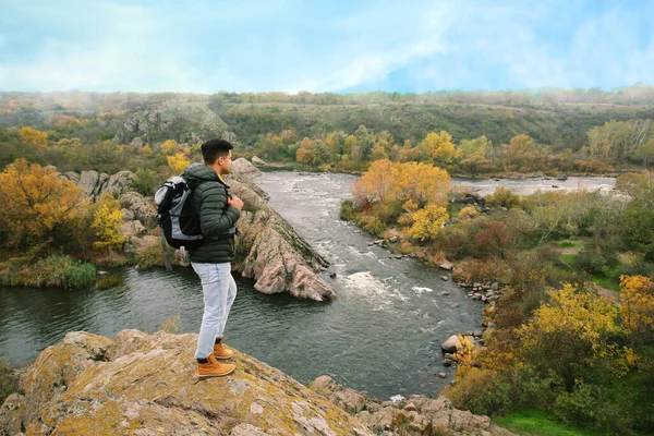 Homem Com Mochila Viagem Desfrutando Natureza Perto Rio Montanha — Fotografia de Stock