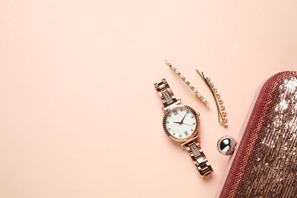 Relógio Pulso Luxo Grampos Cabelo Embreagem Fundo Rosa Flat Lay — Fotografia de Stock