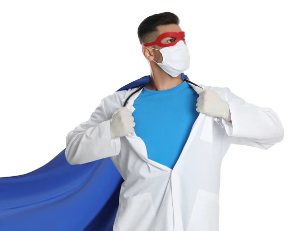 医師の顔マスクを着用し 白い背景にケープ 医学のためのスーパーヒーローパワー — ストック写真