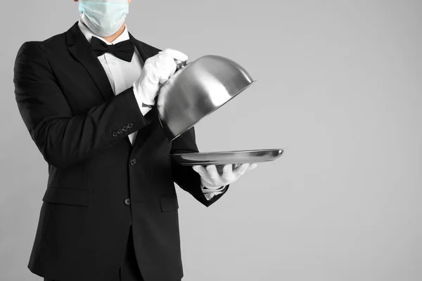 Σερβιτόρος Στην Ιατρική Μάσκα Προσώπου Κρατώντας Δίσκο Καπάκι Ανοιχτό Γκρι — Φωτογραφία Αρχείου