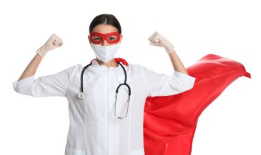 Süper kahraman kılığındaki doktor beyaz arka planda poz veriyor. COVID-19 ile savaşan tıp çalışanları kavramı