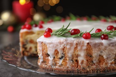 Geleneksel Noel pastası biberiye ve yaban mersiniyle süslenmiş, yakın plan.