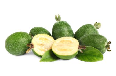 Fayjoa yığınları ve beyaz arkaplanda yapraklar