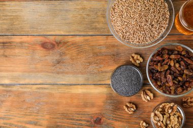 Geleneksel kutia için malzemeler ahşap masada, düz yerde. Metin için boşluk