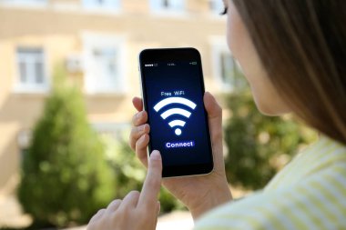 Wi-Fi 'a bağlanan kadın cep telefonu kullanıyor, yakın plan