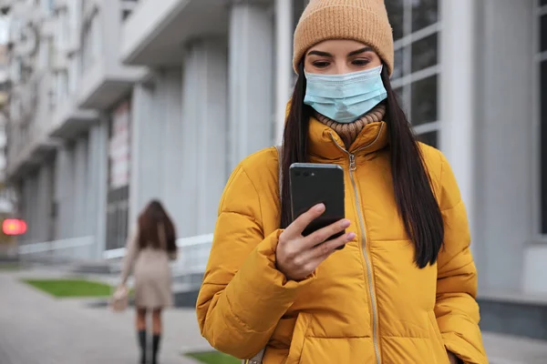 Mujer Joven Mascarilla Médica Con Teléfono Inteligente Caminando Aire Libre — Foto de Stock