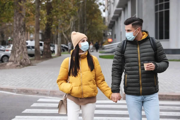 Par Máscaras Médicas Caminando Aire Libre Protección Personal Durante Pandemia — Foto de Stock