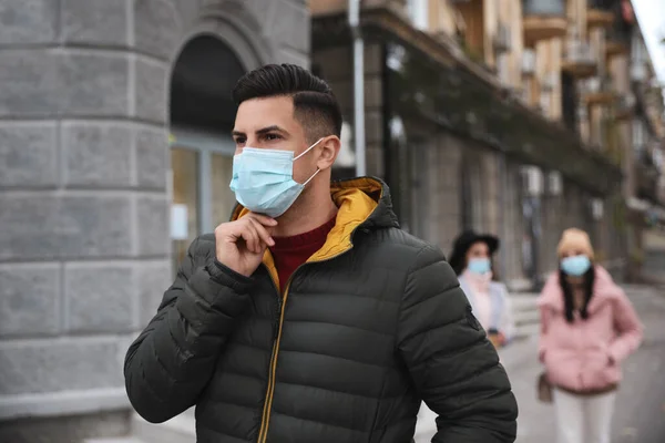 Hombre Poniéndose Mascarilla Médica Mientras Camina Aire Libre Protección Personal — Foto de Stock