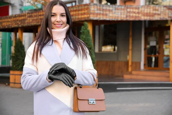 Portret Van Een Mooie Jonge Vrouw Met Leren Handschoenen Stijlvolle — Stockfoto