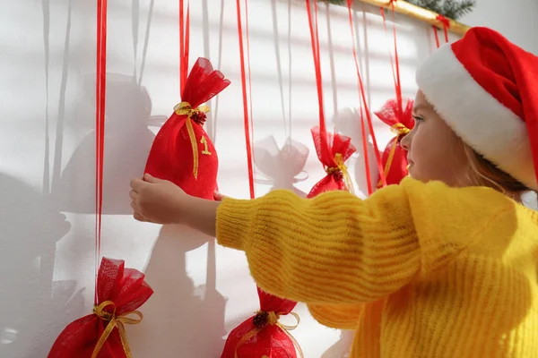 Bambina Babbo Natale Che Prende Regalo Dal Calendario Dell Avvento — Foto Stock