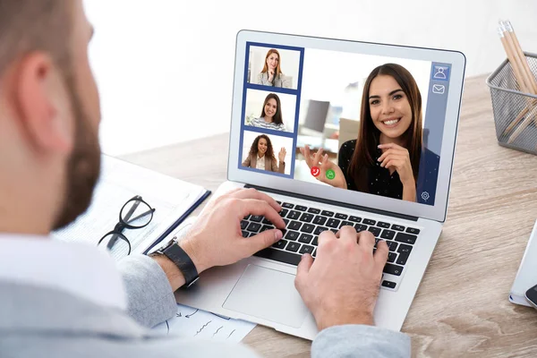 Homme Ayant Chat Vidéo Avec Équipe Table Gros Plan — Photo