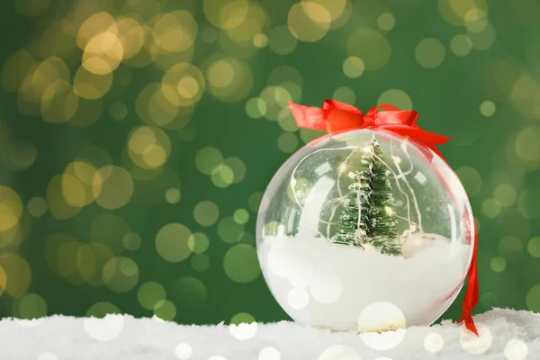 Krásný Průsvitný Vánoční Ozdoba Malou Jedlí Víla Světla Sněhu Zeleném — Stock fotografie