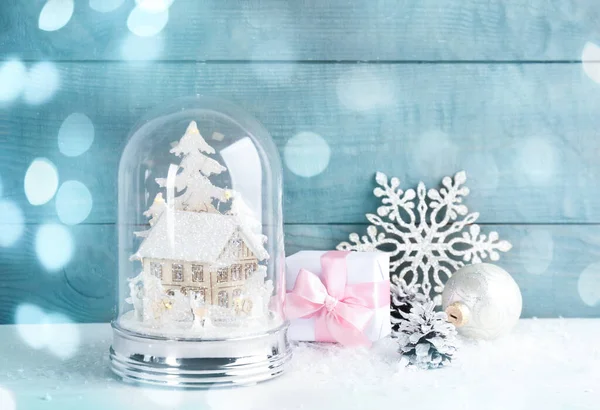 Piękna Świąteczna Kula Śnieżna Pudełko Wystrój Jasnym Stole Efekt Bokeh — Zdjęcie stockowe