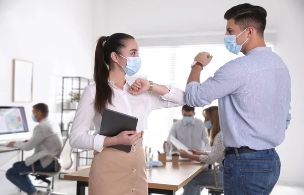 Compañeros Trabajo Con Máscaras Protectoras Haciendo Que Codo Golpee Oficina — Foto de Stock