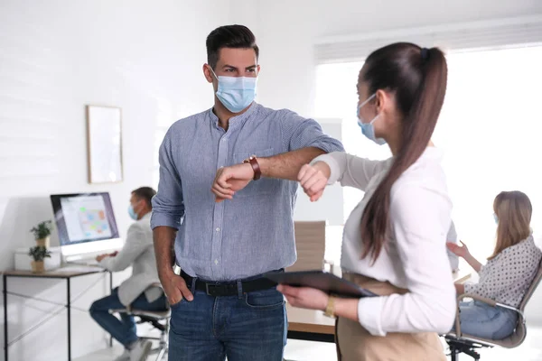 Compañeros Trabajo Con Máscaras Protectoras Haciendo Que Codo Golpee Oficina — Foto de Stock