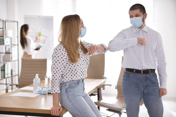 Compañeros Trabajo Con Máscaras Protectoras Haciendo Que Codo Golpee Oficina — Foto de Stock