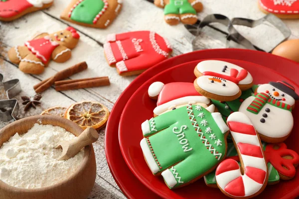 Lahodné Domácí Vánoční Cukroví Mouka Dřevěném Stole — Stock fotografie