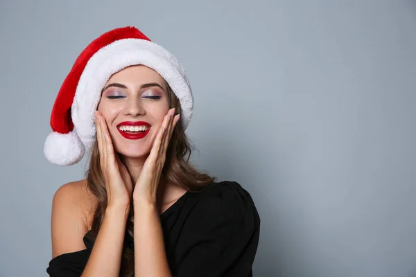 Mujer Feliz Sombrero Santa Sobre Fondo Gris Espacio Para Texto —  Fotos de Stock