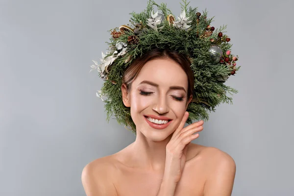 Belle Jeune Femme Portant Une Couronne Noël Sur Fond Gris — Photo