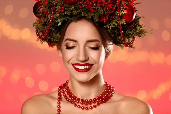 Bella Giovane Donna Che Indossa Ghirlanda Natale Contro Luci Festive — Foto Stock
