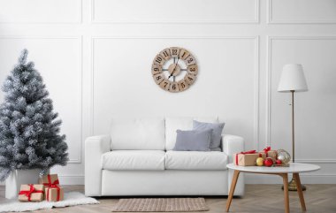 Noel için dekore edilmiş oturma odası. İç tasarım