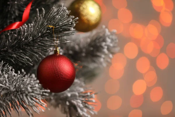 Boule Noël Rouge Accrochée Sapin Noël Contre Les Lumières Floues — Photo