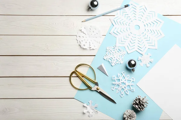 Composição Leigos Planos Com Flocos Neve Papel Tesoura Decoração Natal — Fotografia de Stock