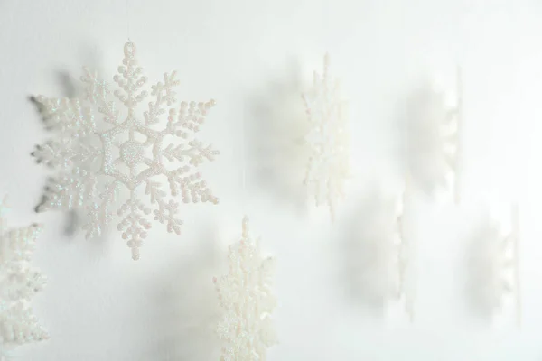 Schöne Dekorative Schneeflocken Hängen Auf Weißem Hintergrund Nahaufnahme — Stockfoto