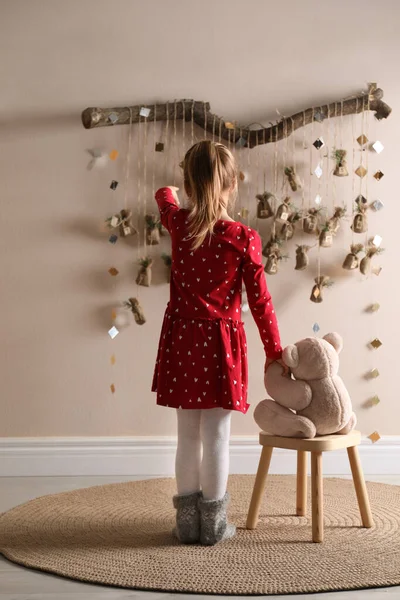 Маленька Дівчинка Вказує Новорічний Календар Пригод Кімнаті — стокове фото