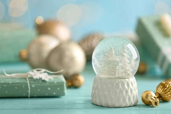 Krásná Sněhová Koule Vánoční Koule Světle Modrém Stole — Stock fotografie