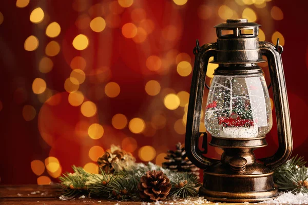 美丽的雪球 在古老的灯笼中 放在桌子上 挡住模糊的圣诞灯火 案文的篇幅 — 图库照片