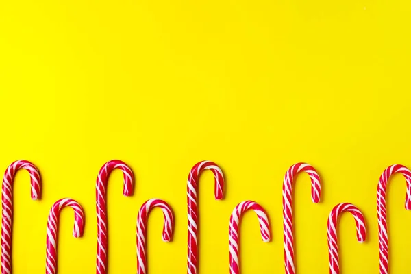 黄色背景的甜圣诞糖果手杖 案文的篇幅 — 图库照片
