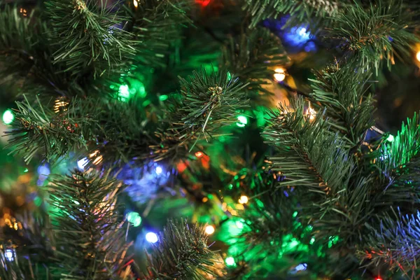 Árbol Navidad Con Luces Cuerda Brillantes Primer Plano Efecto Bokeh —  Fotos de Stock