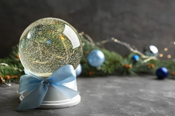 Belo Globo Neve Natal Mesa Cinzenta Espaço Para Texto — Fotografia de Stock