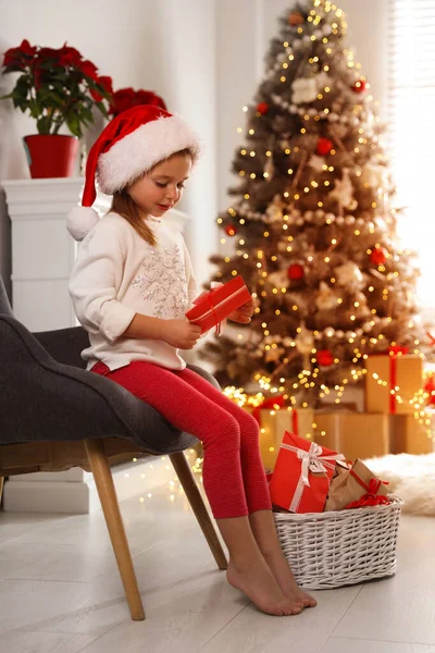 Petite Fille Mignonne Dans Chapeau Père Noël Avec Cadeau Calendrier — Photo